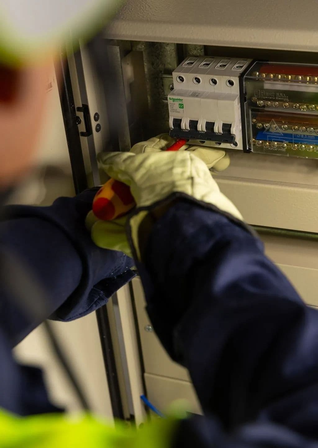 Trabajo en tablero de baja tensión